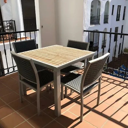 Puerto De La Duquesa Sea View Apartment